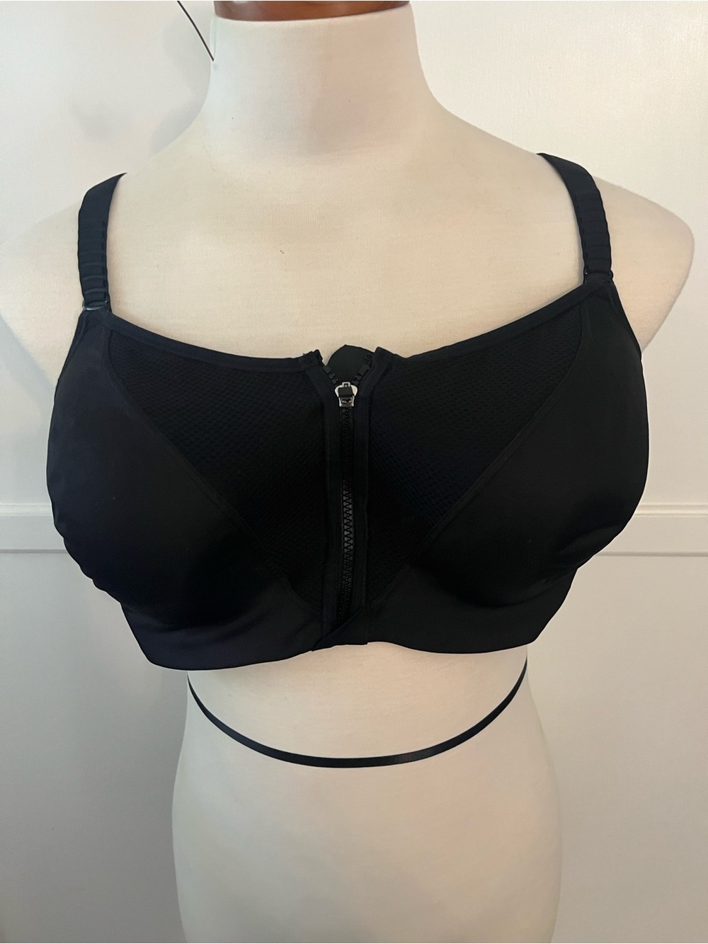 Curvy Couture Black Front-Zip Support Sports Bra